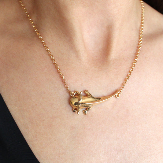 Gargantilla axolote con cadena bañada en oro