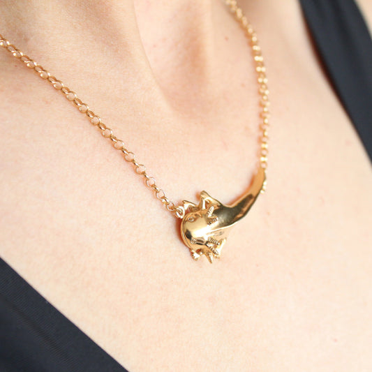 Gargantilla axolote con cadena bañada en oro