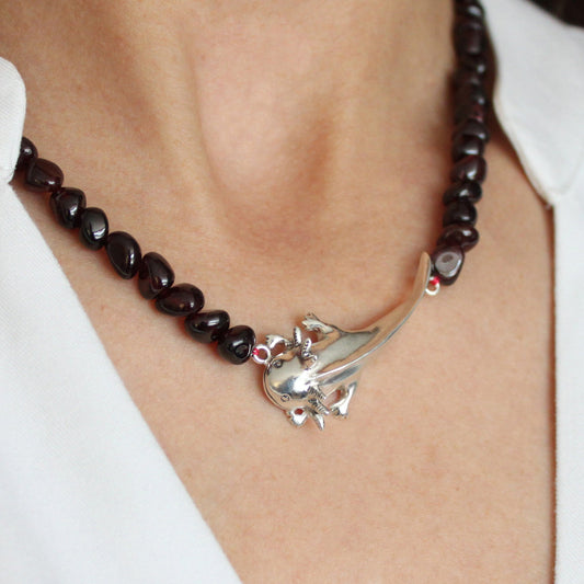 Gargantilla axolote con granates