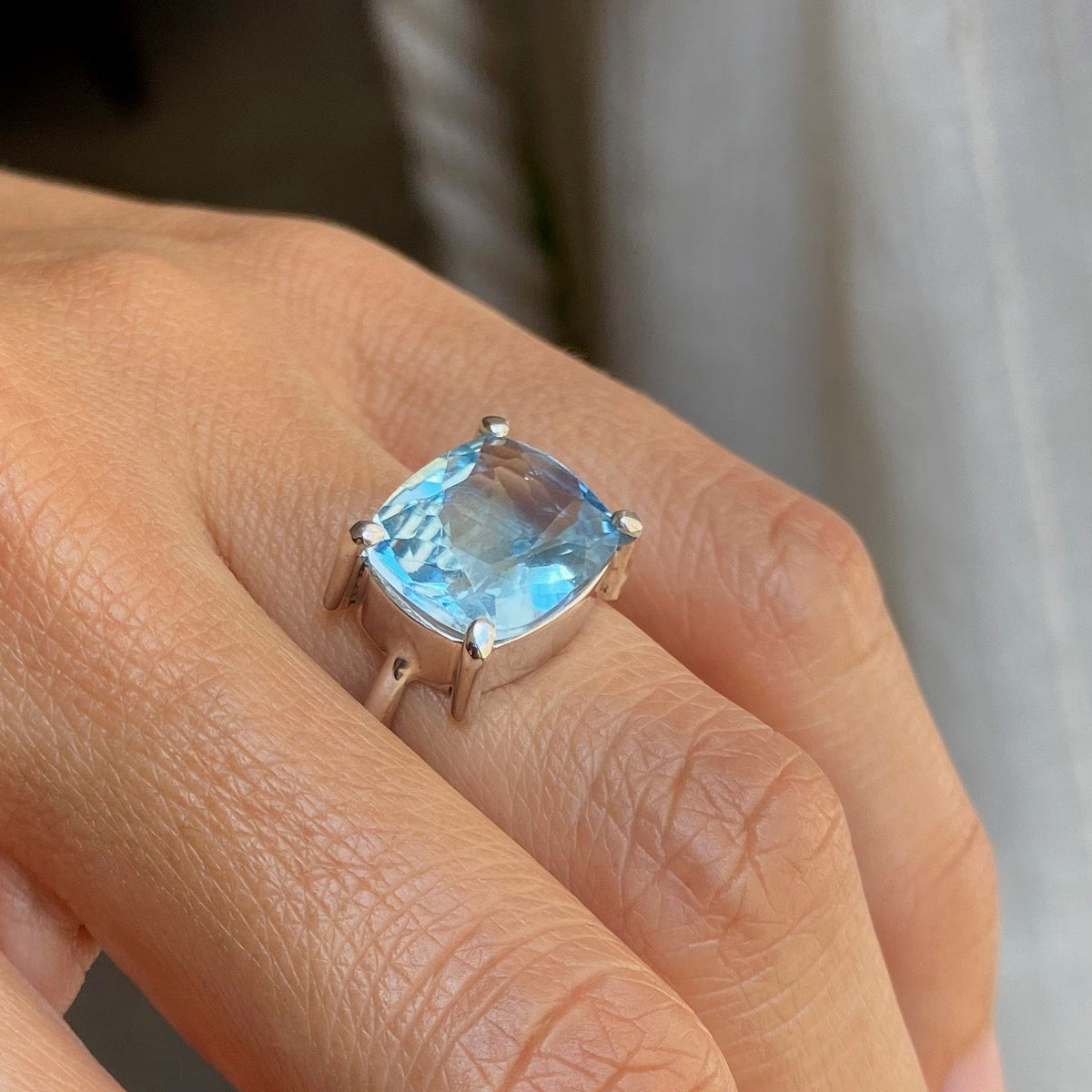 Anillo topacio azul