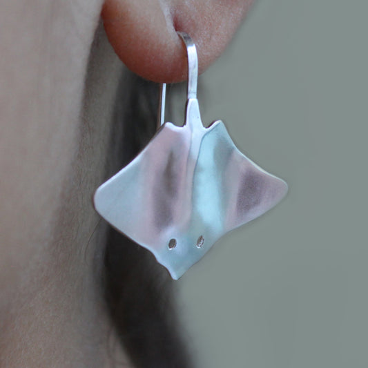 Aretes mantarrayas grandes