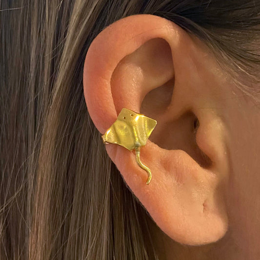 Earcuff mini mantarraya bañada en oro